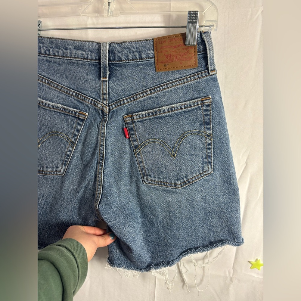 Levi 501 Distressed Mid Rise Mid Length Retro Denim Shorts Women’s Size 27 - Picture 12 of 12